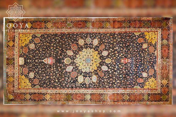 تصویری از قالی اردبیل با طرح ترنجدار که در دوران پادشاهی شاه تهماسب صفوی بافته شده است