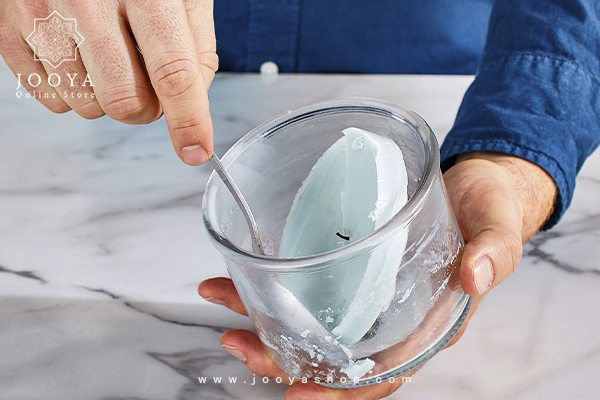 از آخرین تکههای موم استفاده کنید و شیشههای شمع را کاملا تمیز کنید