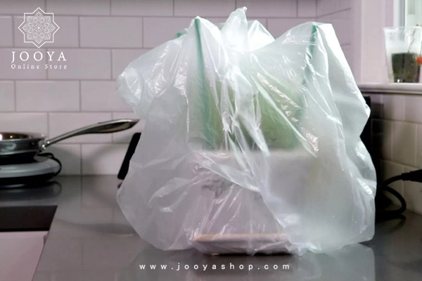 با یک کیسه پلاستیکی شفاف گل و گلدان را بپوشانید