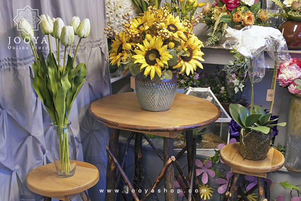 چهارپایه قدیمی با قفسه برای گل