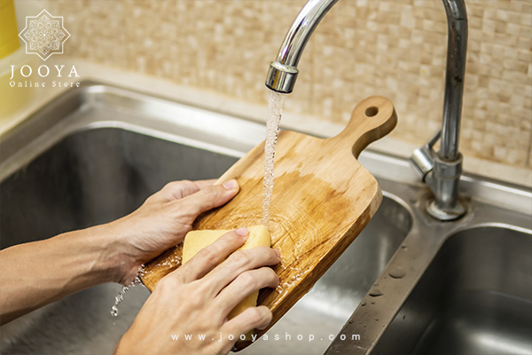 تمیز کردن تخته برش چوبی با استفاده از مایع ظرفشویی