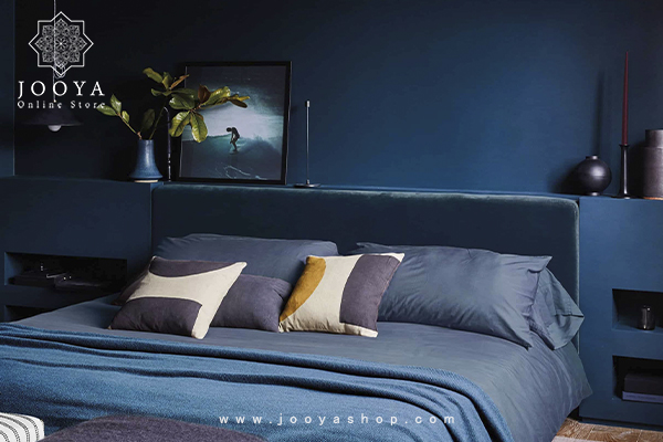 آبی لاجوردی جذابیت بصری را در دکوراسیون اتاق خواب ایجاد می‌کند