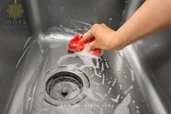 برای تمیز کردن سیاهی سینک ظرفشویی محلول آب و صابون را به کار بگیرید