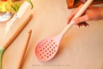 کفگیر سوراخ دار سیلیکونی آلیاد صورتی